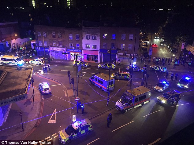 Imaginea articolului VIDEO | LONDRA. O camionetă a intrat într-un grup de pietoni, în apropierea unei moschei, după o slujbă religioasă în perioada Ramadanului. UPDATE: Un mort şi opt răniţi / Atacatorul a fost arestat