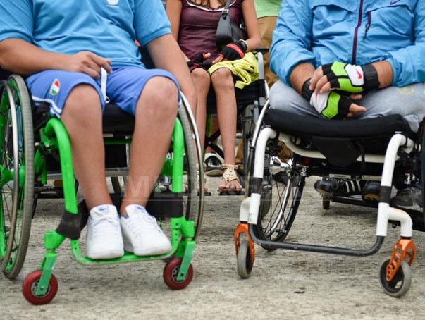 Imaginea articolului Persoanele cu dizabilităţi protestează în faţa Ministerul Muncii: Nu vrem să fim asistaţi social
