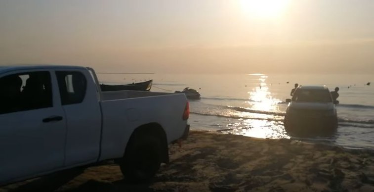 Imaginea articolului O maşină care a ajuns în mare, filmată pe o plajă din zona Mamaia Nord/ Poliţia a deschis o anchetă