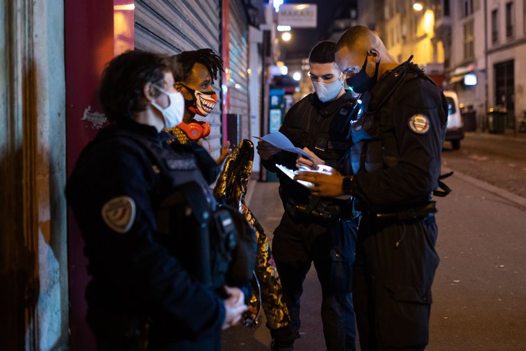 Imaginea articolului Capitala Franţei sub restricţii, în timp ce Europa se luptă să reducă numărul de îmbolnăviri. Parisul a dat stingerea la ora 21.00