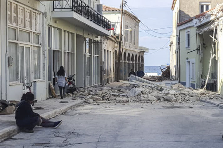 Imaginea articolului Inundaţii şi morţi, în Insula Samos din Grecia. Bilanţul cutremurului: 2 copii au murit, după ce un zid s-a prăbuşit peste ei/ Oamenii au relatat că a fost un tsunami