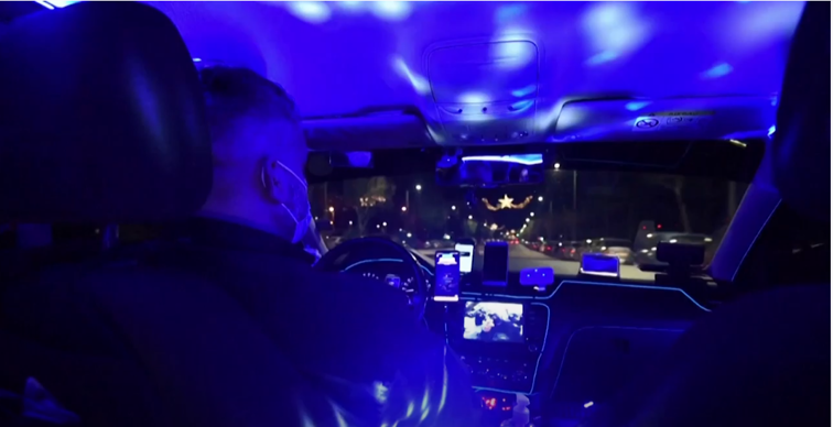 Imaginea articolului Un şofer de taxi din Grecia ridică moralul pasagerilor săi. El şi-a transformat maşina în club de noapte