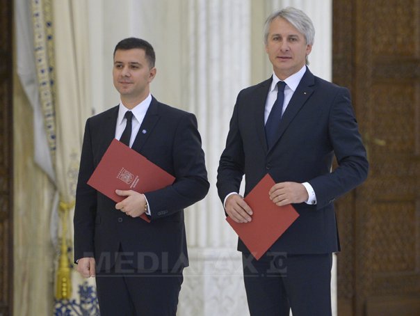 Imaginea articolului Teodorovici şi Nica au depus jurământul de învestitură, la Ministerul Finanţelor, respectiv Ministerul Fondurilor Europene. MESAJUL lui Iohannis - FOTO