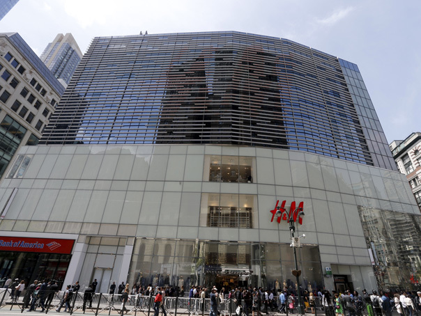Imaginea articolului Cum arată cel mai mare magazin H&M din lume - FOTO