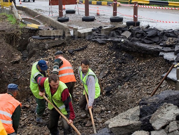 Imaginea articolului Teodorovici: Contractele firmelor care construiesc drumuri, reziliate dacă nu se respectă termenele
