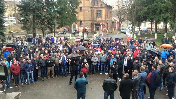 Imaginea articolului Peste 100 de angajaţi ai firmei de pază de la CEH au declanşat un protest spontan 