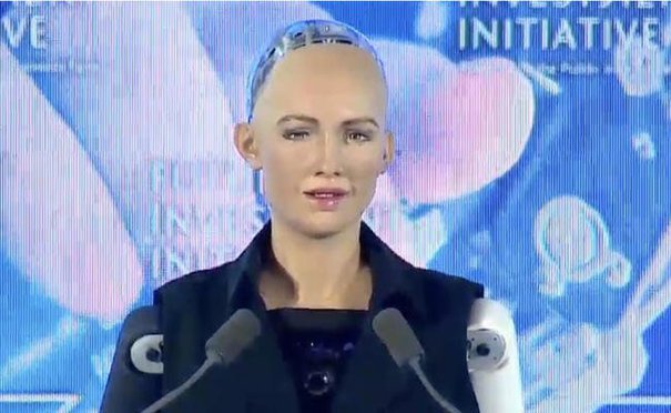 Imaginea articolului Robotul Sophia poate retrage numerar de la comercianţi cu cardul primit în România. În ce condiţii a fost creditată