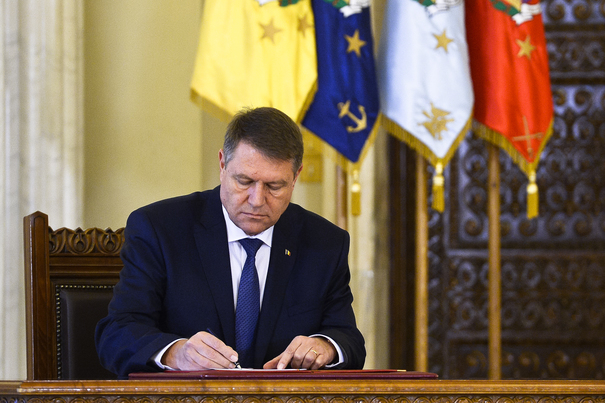 Imaginea articolului Iohannis a promulgat legea prin care Parlamentul numeşte şi demite conducerea arbitrului pieţei de telecomunicaţii