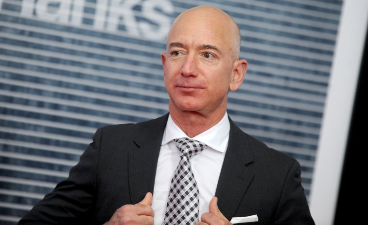 Imaginea articolului Jeff Bezos rămâne pentru al doilea an consecutiv cel mai bogat om din lume. Averea fondatorului Amazon este în scădere