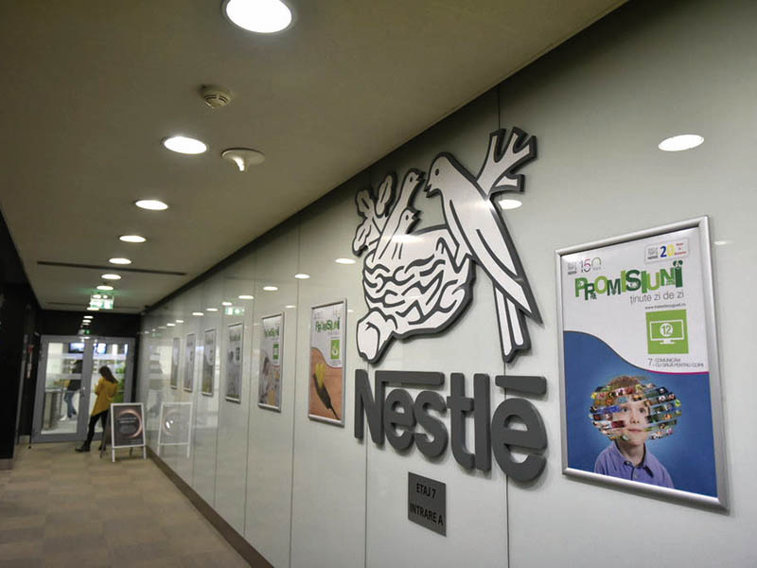 Imaginea articolului Compania Nestlé, acuzată de o „contribuţie majoră” la criza plasticului. Solicitările Greenpeace 