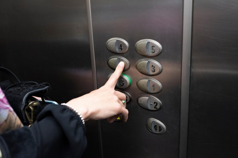 Imaginea articolului Unii corporatişti s-au întors la muncă, dar au reguli noi. Care este ghidul de mers cu liftul?