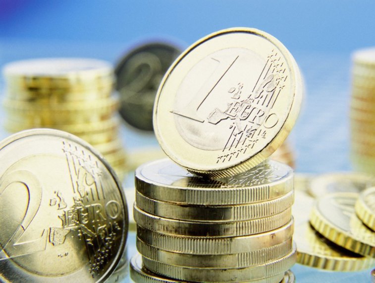 Imaginea articolului Moneda euro atinge un nou maxim istoric. „Pragul de 5 lei pentru un euro probabil va fi atins în mai puţin de o lună, dacă vom continua la fel”