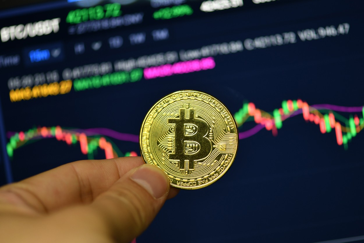 Merită să investești în bitcoin acum?