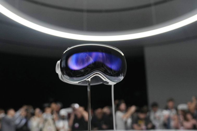 Imaginea articolului Noile căşti de realitate augmentată de la Apple, revândute la 5.000 de dolari pe pieţe din afara SUA
