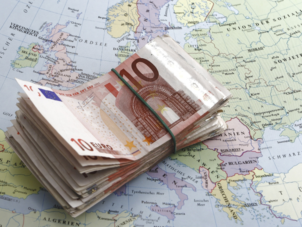 Imaginea articolului Euro a coborât la cel mai scăzut nivel din acest an, după ce s-a prăbuşit în raport cu dolarul
