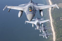 Imaginea articolului România şi-a luat zborul: Primele trei aeronave F-16 achiziţionate din Norvegia au aterizat vineri la Câmpia Turzii