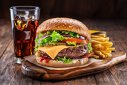 Imaginea articolului O cunoscută reţea de fast-food va face, în premieră, burgeri mai mari