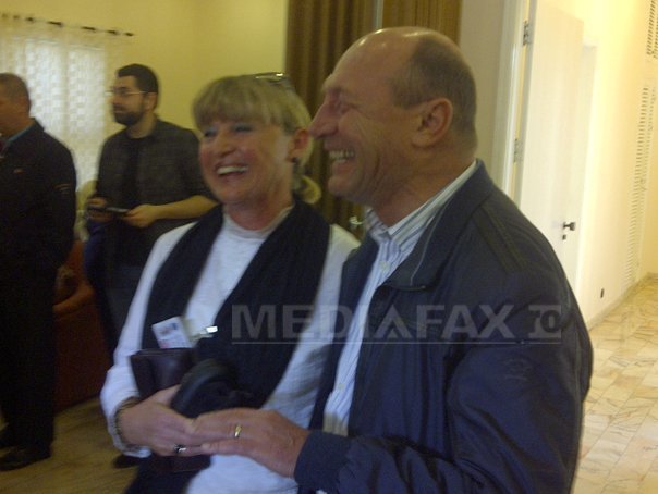 Imaginea articolului Băsescu a făcut, spre Chile, o escală în Capul Verde, unde s-a întâlnit cu o româncă din Covasna