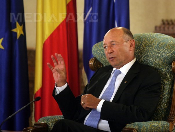 Imaginea articolului Băsescu cere reexaminarea ordonanţei care permite majorarea indemnizaţiilor din AGA