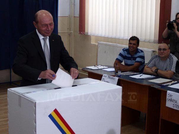 Imaginea articolului Băsescu: Am votat pentru un partid nou. Apelul către români: dacă nu aveţi cu cine vota, anulaţi votul