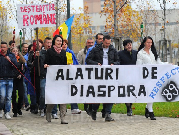 Imaginea articolului Miting pro-Iohannis la Alba Iulia. Trei participanţi, îmbrăcaţi în personaje Disney
