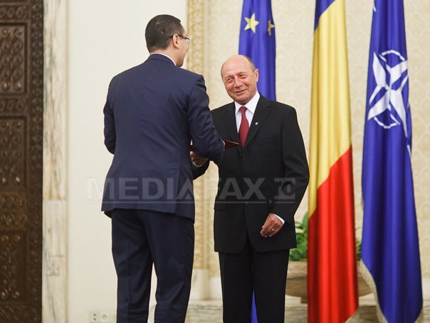 Imaginea articolului Băsescu dă un filmuleţ cu Ponta declarându-se de acord cu el/ Ponta, o manea dedicată lui Băsescu - VIDEO