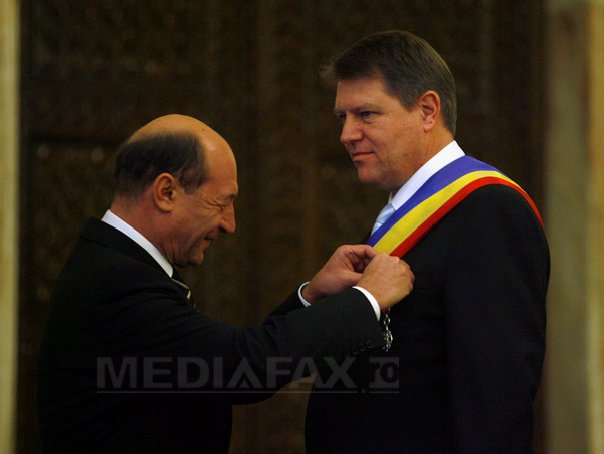 Imaginea articolului Băsescu îl felicită pe Iohannis şi îi urează succes în exercitarea mandatului 