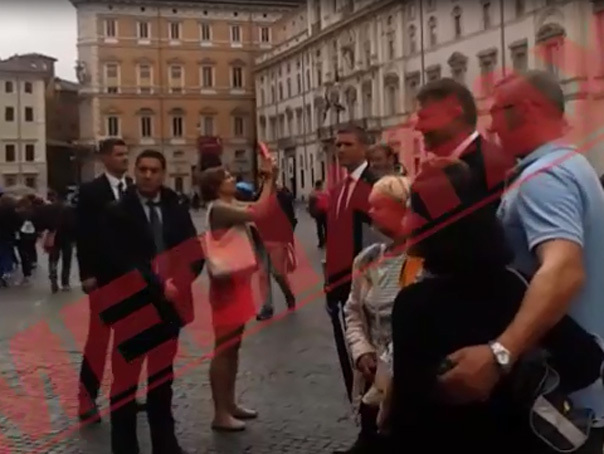 Imaginea articolului EXCLUSIV: Preşedintele Iohannis s-a plimbat cu soţia sa prin Roma şi a făcut fotografii cu turiştii români - VIDEO