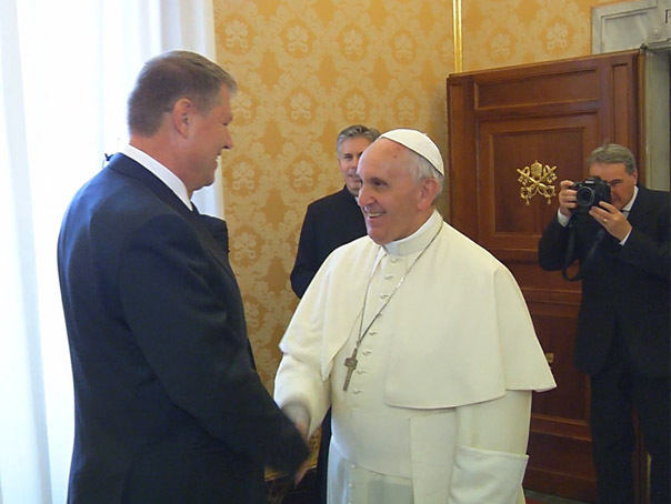 Imaginea articolului Klaus Iohannis, primit la Vatican de Papa Francisc. Şeful statului i-a dăruit Suveranului Pontif o gravură cu oraşul Sibiu - FOTO, VIDEO