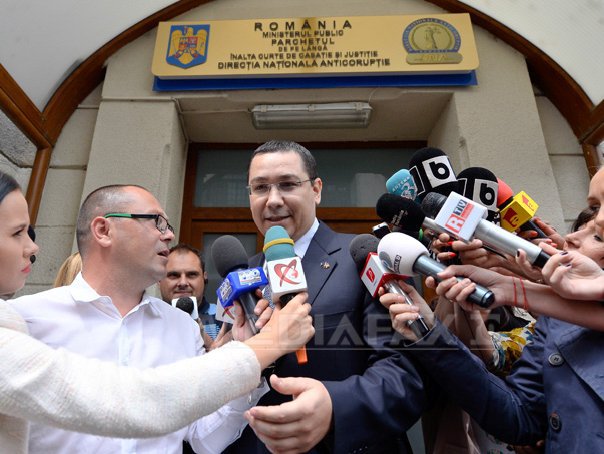 Imaginea articolului Victor Ponta, la DNA: Sunt suspect în dosarul lui Şova. Premierul, urmărit penal pentru fals în înscrisuri, spălare de bani şi complicitate la evaziune. COMUNICATUL DNA - FOTO