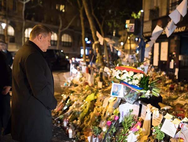 Imaginea articolului Iohannis a depus jerbă la restaurantul unde au murit doi români în atacurile teroriste din Paris
