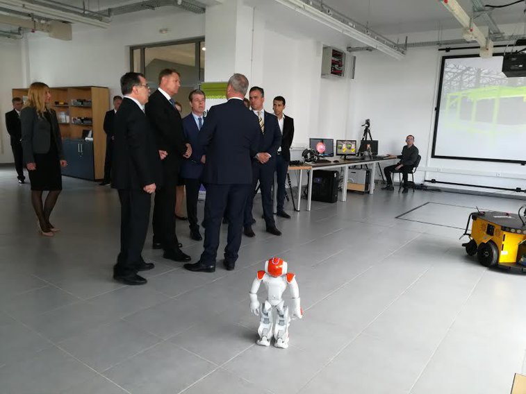 Imaginea articolului Preşedintele Iohannis, întâmpinat la Braşov de un roboţel care i-a urat ”bun venit”