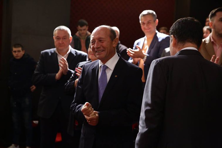 Imaginea articolului Băsescu: Scamatorul de Teleorman trâmbiţează "succesele" guvernării PSD-ALDE