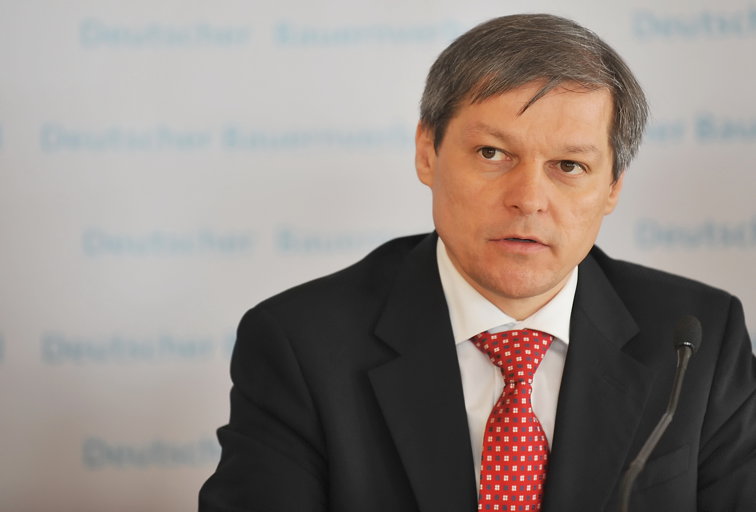 Imaginea articolului Cioloş: Românii au nevoie ca preşedintele să fie mult mai dătător de încredere că apără statul de drept