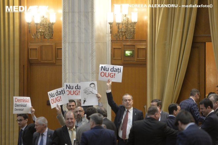 Imaginea articolului VIDEO - Protest USR înaintea dezbaterii moţiunii de cenzură pentru demiterea Guvernului Dăncilă: „NU daţi OUG”