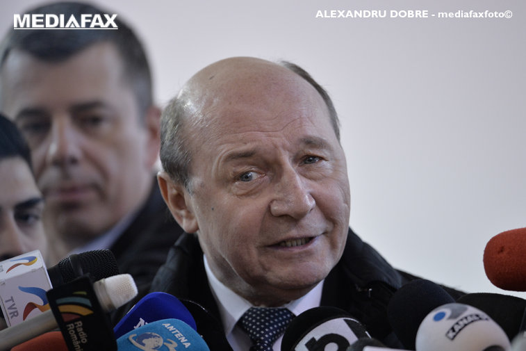 Imaginea articolului Băsescu ar fi prelungit starea de urgenţă: Noi ne-am relaxat înainte să punem sub control pandemia şi rezultatele le vedeţi