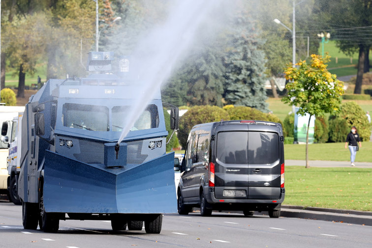 Imaginea articolului Poliţia a folosit tunuri cu apă montate pe blindate pentru alungarea protestatarilor din Minsk. A fost a 57-a zi consecutivă de proteste în Belarus