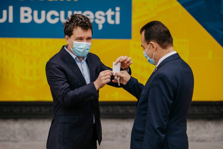 Imaginea articolului Orban a preluat de la Nicuşor Dan cheia „succesului”. Simbolul victoriei Primarului General, predat liberalilor în noua campanie