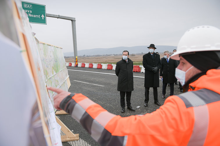 Imaginea articolului Ce se alege de România! Guvernul promite 3.000 de km de autostrăzi şi drumuri expres în 10 ani. România a construit, în medie 60 de km pe an. Care sunt explicaţiile