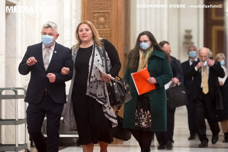 Imaginea articolului Adeverinţa senatoarei AUR Diana Şoşoacă de a nu purta mască nu este valabilă