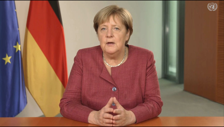 Imaginea articolului FOTO. Cum arată şi cât costă ursul de pluş care seamănă cu Angela Merkel