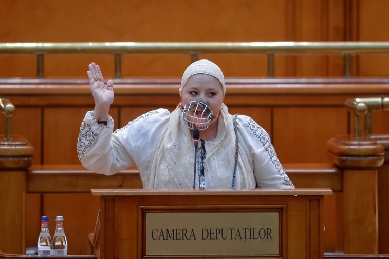 Imaginea articolului FOTO Diana Şoşoacă a venit cu o botniţă la gură în Parlament