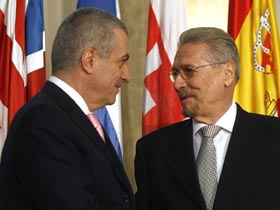Tăriceanu şi Constantinescu au semnat protocolul de fuziune PNL-AP (Imagine: Mediafax Foto)