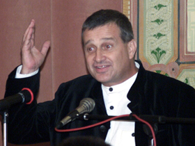 Dinescu în susţine pe Laszlo Borbely la Primăria Târgu-Mureş (Imagine: Mediafax Foto)