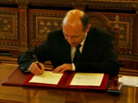 Băsescu a promulgat OUG privind remuneraţia acordată europarlamentarilor români (Imagine: Mediafax Foto)