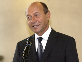 PNL: Fotografia lui Băsescu, pe un material electoral al PDL din Timiş (Imagine: Mediafax Foto)