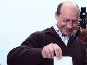 Preşedintele Băsescu a votat la Liceul Xenopol (Imagine: arhiva Mediafax Foto)