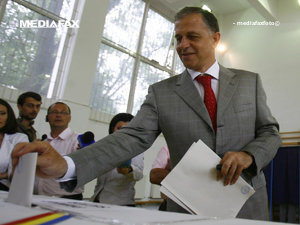 Geoană a venit singur la secţia de votare (Imagine din arhiva Mediafax Foto)