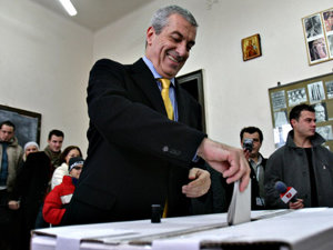 Tăriceanu a votat cu cartea de identitate, supravegheat îndeaproape de preşedintele comisiei (Imagine: Mediafax Foto)