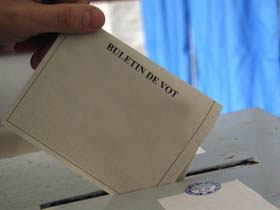 Ştefăneşti: La trei din cele patru secţii de vot s-au prezentat peste 90% dintre alegători (Imagine: Mediafax Foto)